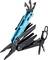 Ein Multitool mit Zangen, Messer, Säge und Schraubendreher-Aufsätzen, teilweise geöffnet. Blauer Griff mit sichtbarem Markennamen.