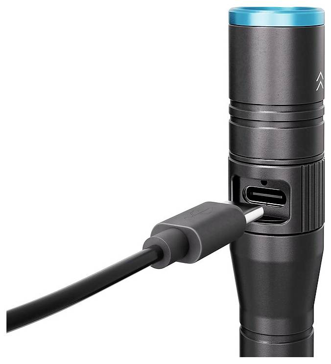 Ein Mikrofon mit einem blauen Ring an der Oberseite zeigt eine Nahaufnahme, wie ein USB-C-Kabel in seinen Anschluss gesteckt wird.