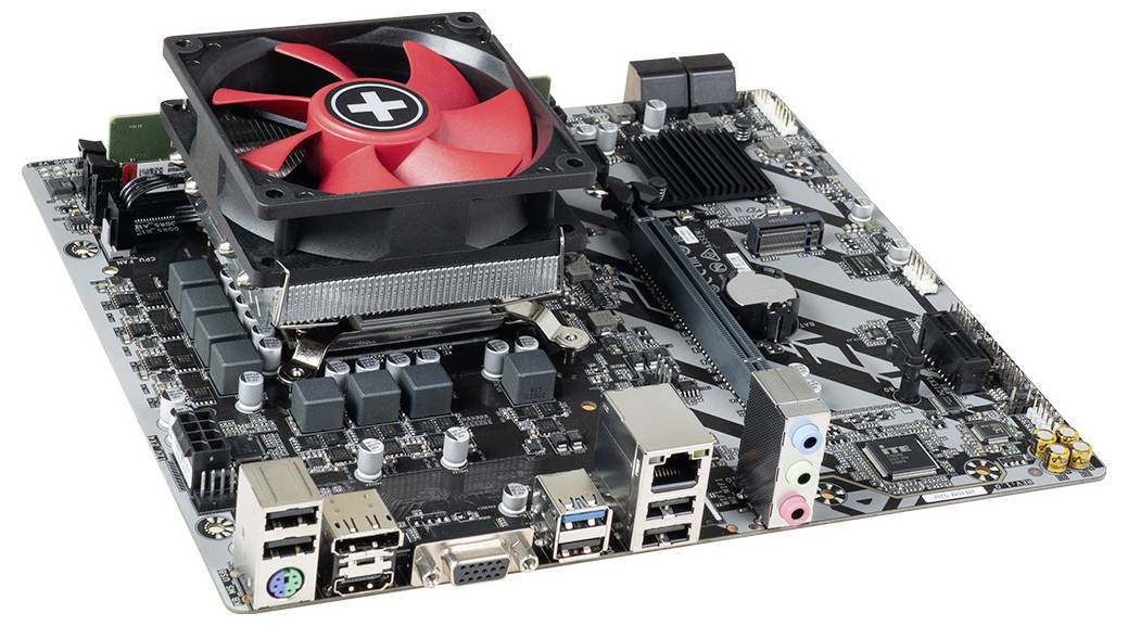 Eine Computermotherboard mit verschiedenen Anschlüssen und Komponenten, mit einem auffälligen roten und schwarzen Lüfter in der Mitte zur Kühlung.