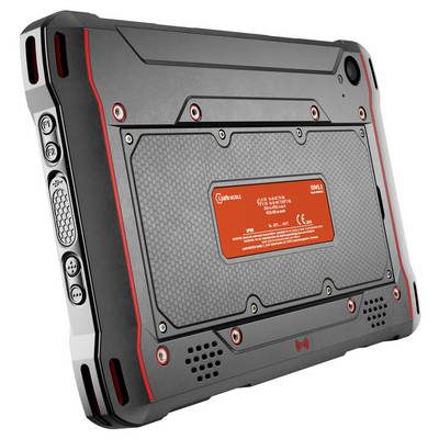 Ein robustes, schwarzes und rotes Tablet mit Schutzgehäuse, das eine Rückansicht mit strukturierter Oberfläche, Anschlüssen und einem Etikett zeigt.