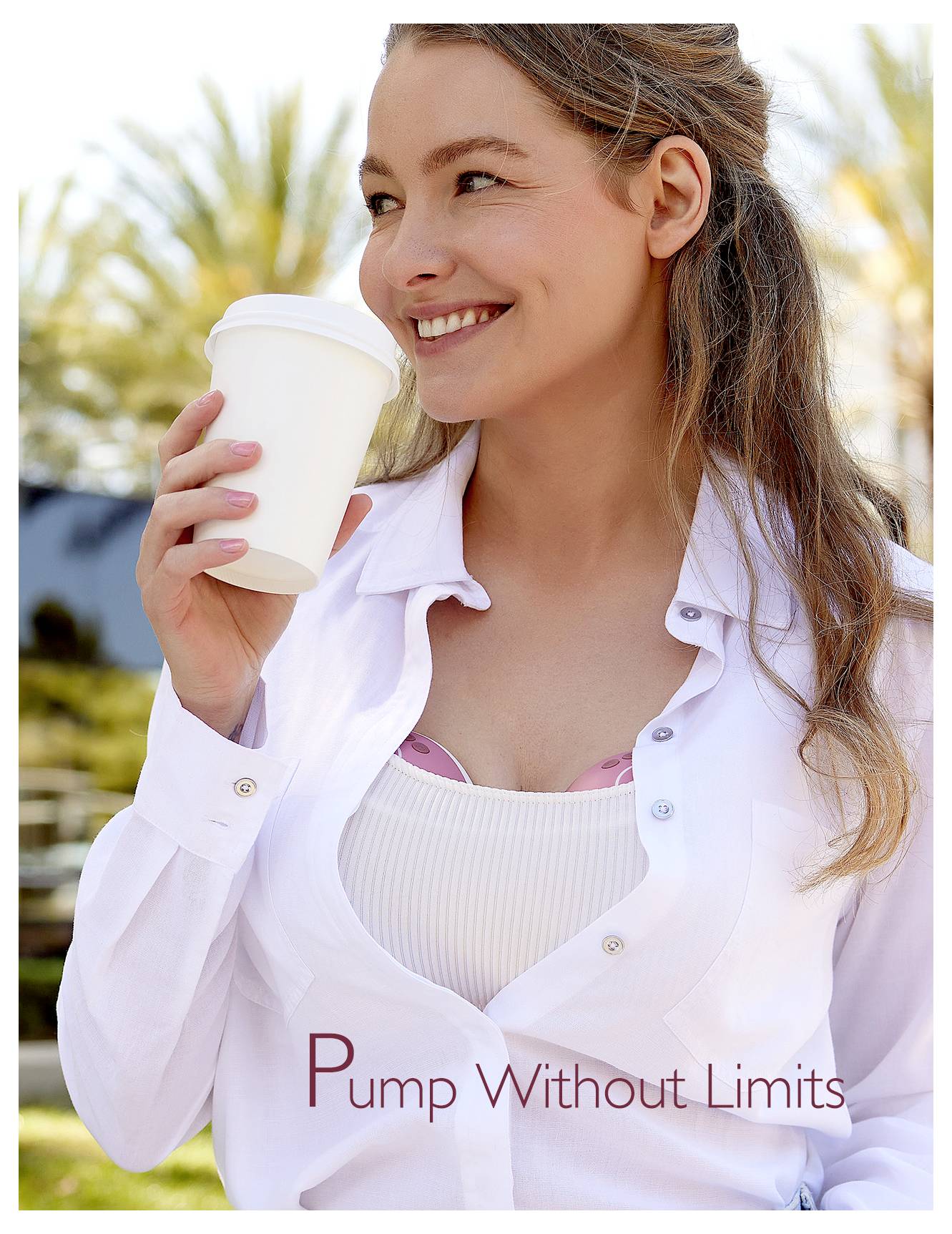 Frau im weißen Shirt genießt draußen einen Kaffee und trägt ein unauffälliges Milchpumpen-Gerät. Text lautet: "Pumpen ohne Grenzen". Helle, entspannte Umgebung.