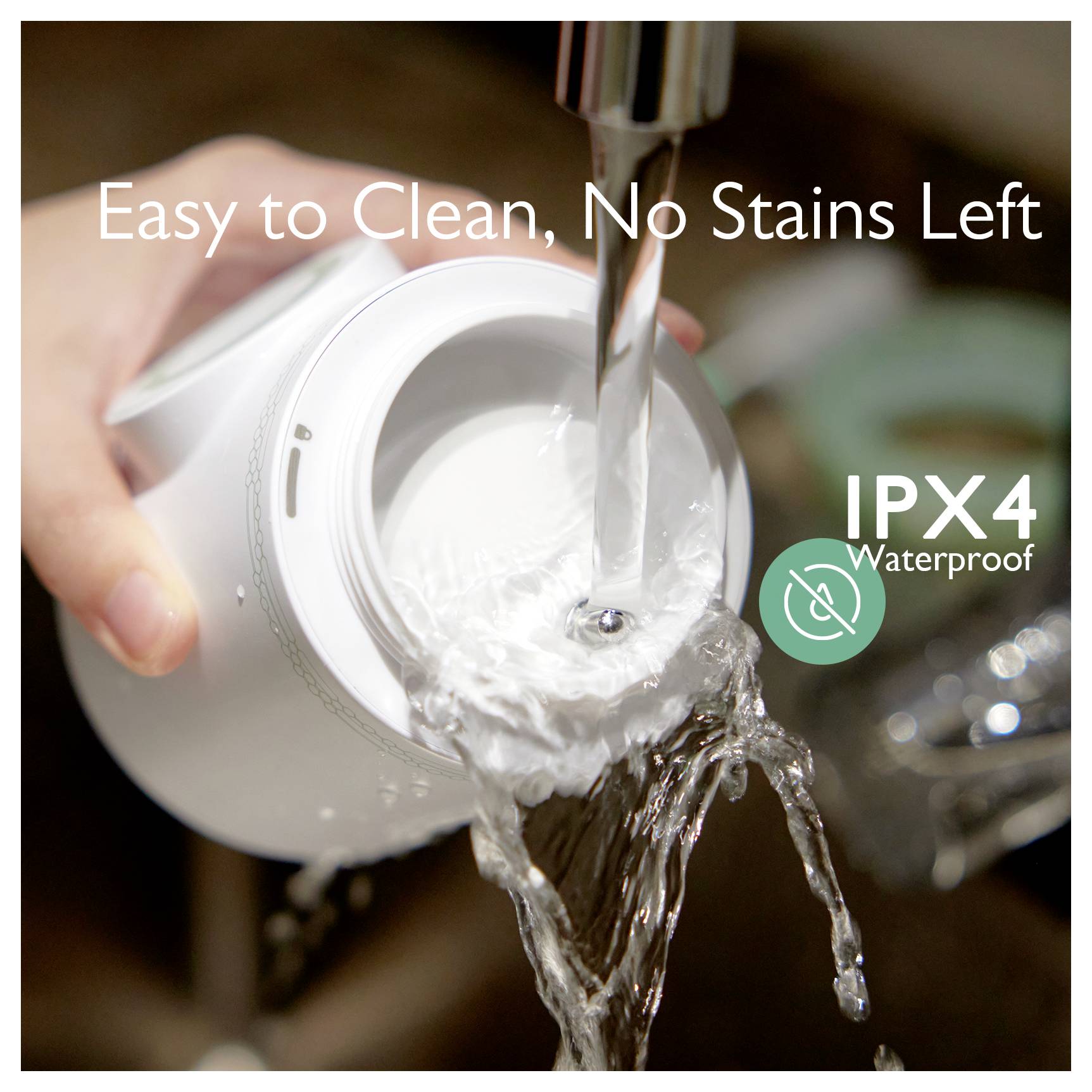Eine Hand spült einen wasserdichten Becher mit Wasser unter einem Wasserhahn. Text: Leicht zu reinigen, keine Flecken bleiben übrig. IPX4 wasserdicht.