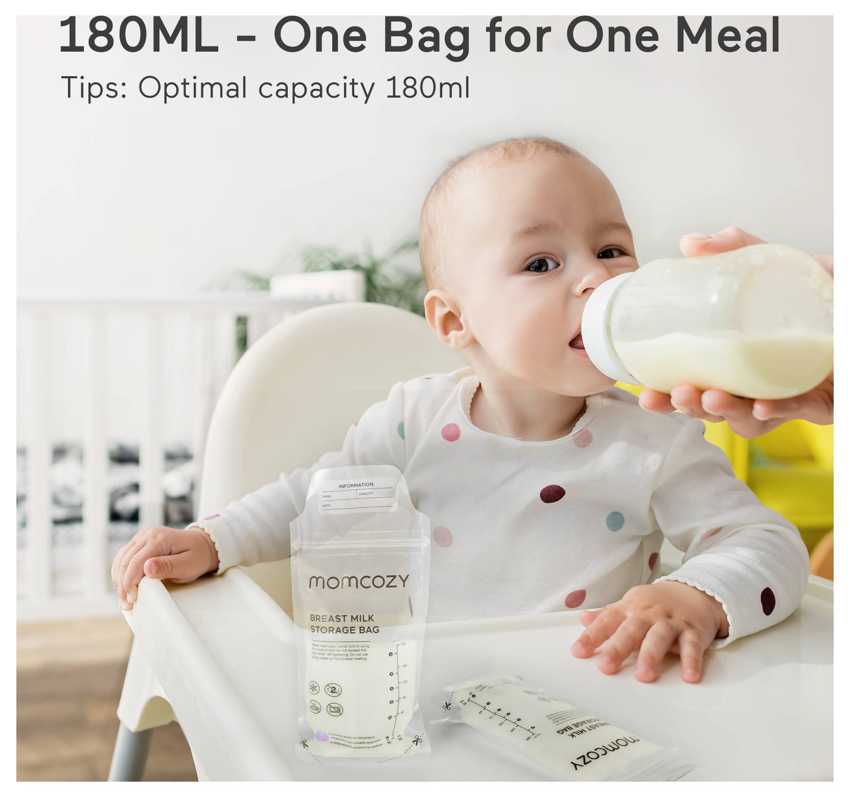 Ein Baby trinkt aus einer Flasche, während es in einem Hochstuhl sitzt. Ein Muttermilch-Aufbewahrungsbeutel mit der Aufschrift „momcozy" liegt auf dem Tablett. Der Text lautet „180ML – Ein Beutel für eine Mahlzeit".