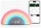 Eine farbenfroh regenbogenförmige Uhr, die '12:30 Uhr morgens' anzeigt, neben einem Smartphone, das Musik- und Beleuchtungssteuerungen in einer App-Benutzeroberfläche zeigt.