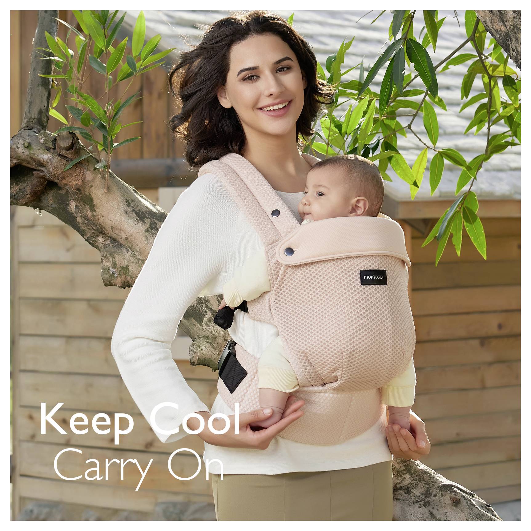 Eine Frau mit einem weißen Pullover trägt ein Baby in einem pfirsichfarbenen Babytragetuch im Freien, wobei auf dem Bild der Text "Keep Cool, Carry On" zu sehen ist.
