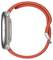 Eine Smartwatch mit einem Titangehäuse und rotem Sportarmband, von der Seite betrachtet, mit Tasten und einem stromlinienförmigen, modernen Design.