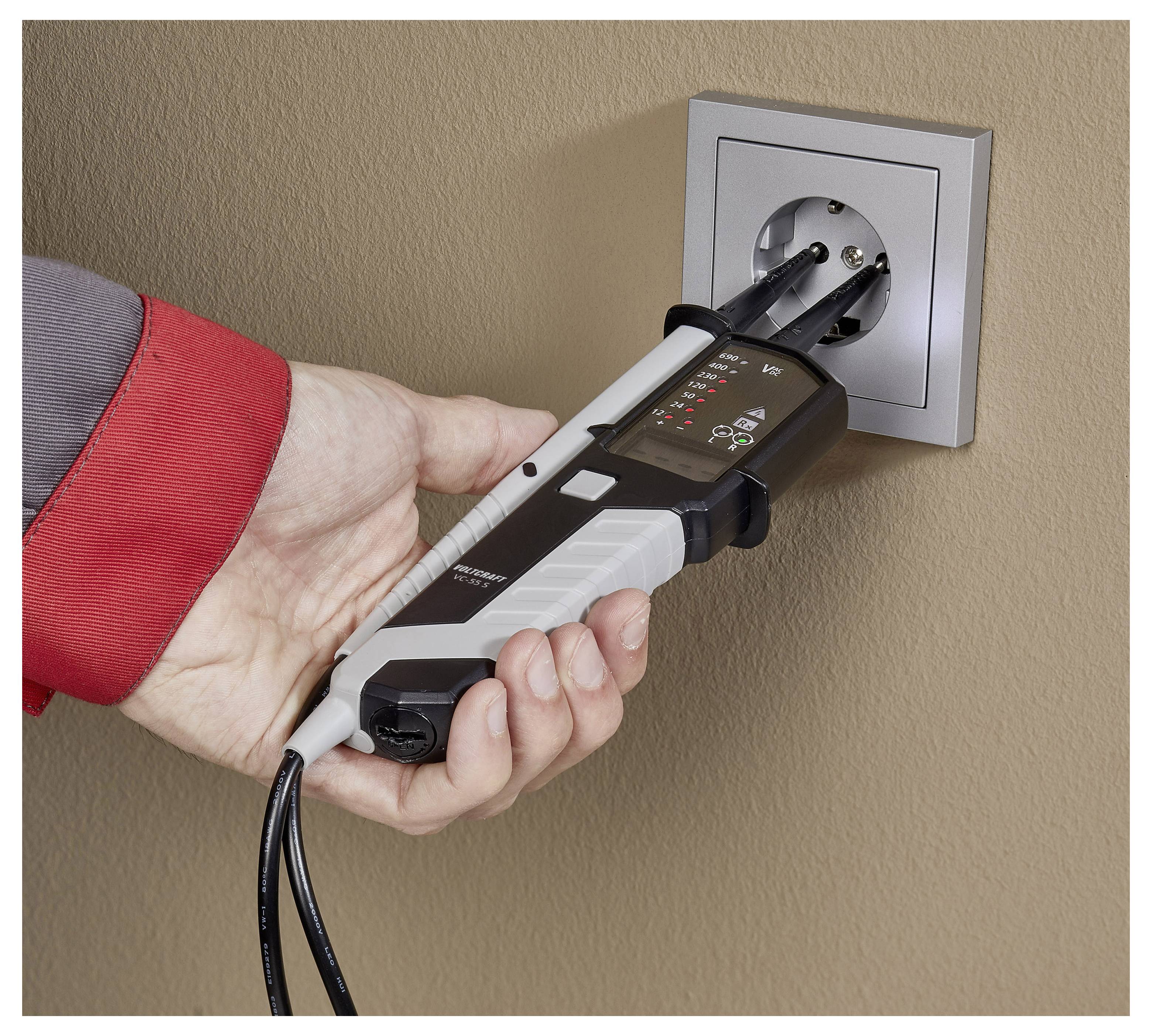 Tragbares Elektrosteckdosen-Testgerät, das in eine Wandsteckdose gesteckt ist, mit leuchtenden Kontrollleuchten, die die Steckdose überprüfen.