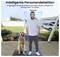 Ein Mann und ein Hund stehen außerhalb einer Einfahrt, wobei Text auf "Intelligente Personendetektion" hinweist.