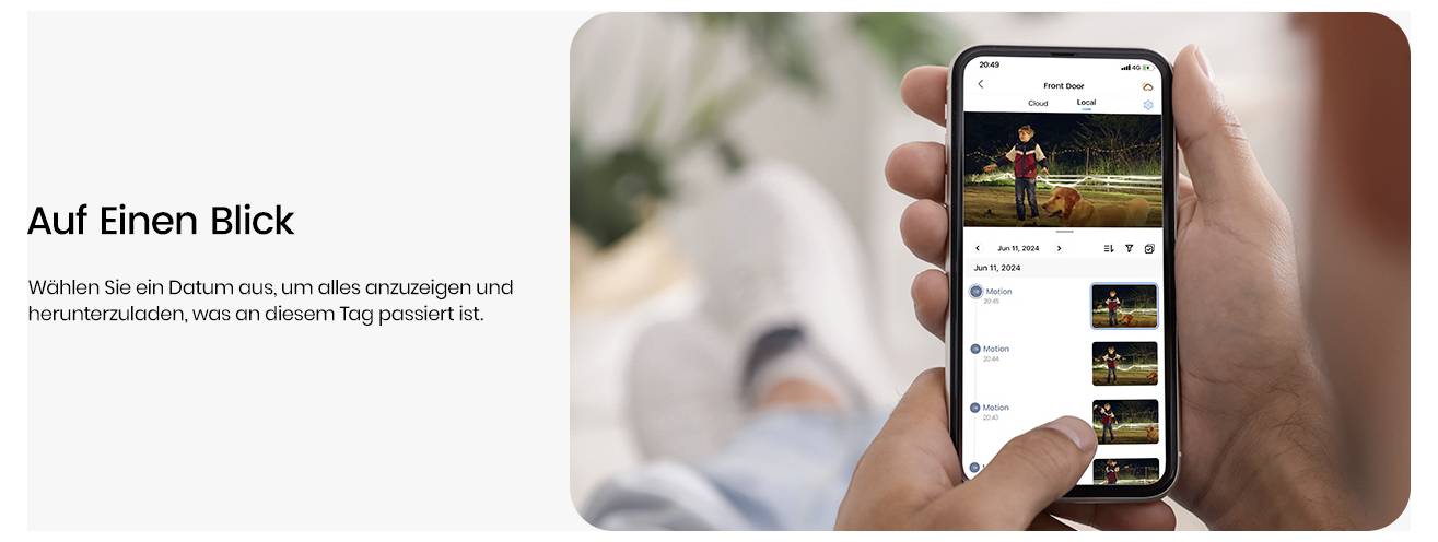 Person, die ein Smartphone mit einer App-Oberfläche mit Fotos und Datumsangaben hält. Text daneben liest sich „Auf einen Blick".