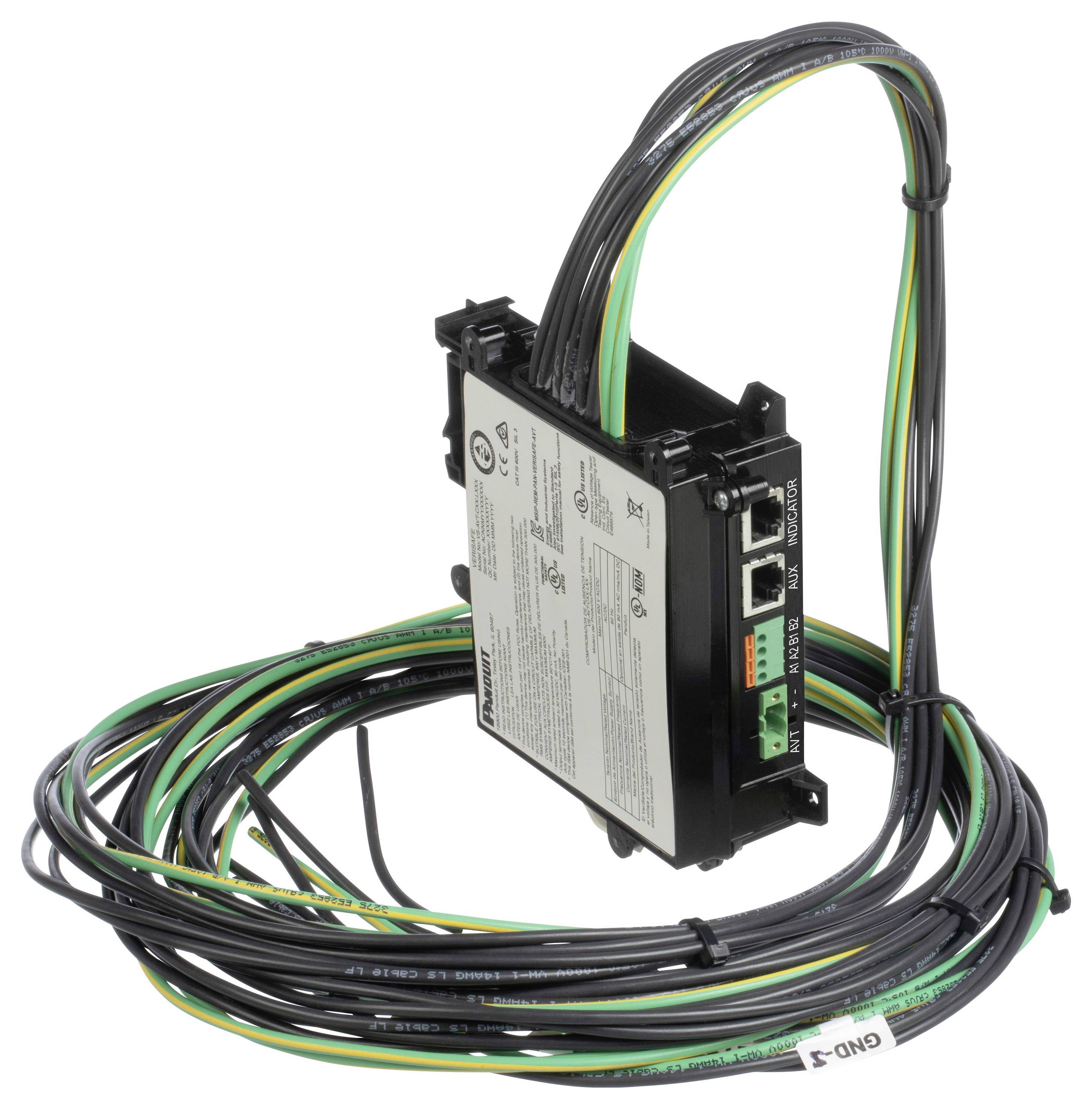 Ein schwarzes elektronisches Modul mit einem Bündel schwarzer und grüner Kabel, ausgestattet mit Ethernet- und Stromsteckverbindern, versehen mit technischen Spezifikationen.