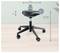 Ein schwarzer ergonomischer Bürostuhl mit fünfarmiger Rollen-Basis, höhenverstellbar von 46 cm bis 59 cm, unterstützt bis zu 110 kg und ist 38 cm breit.