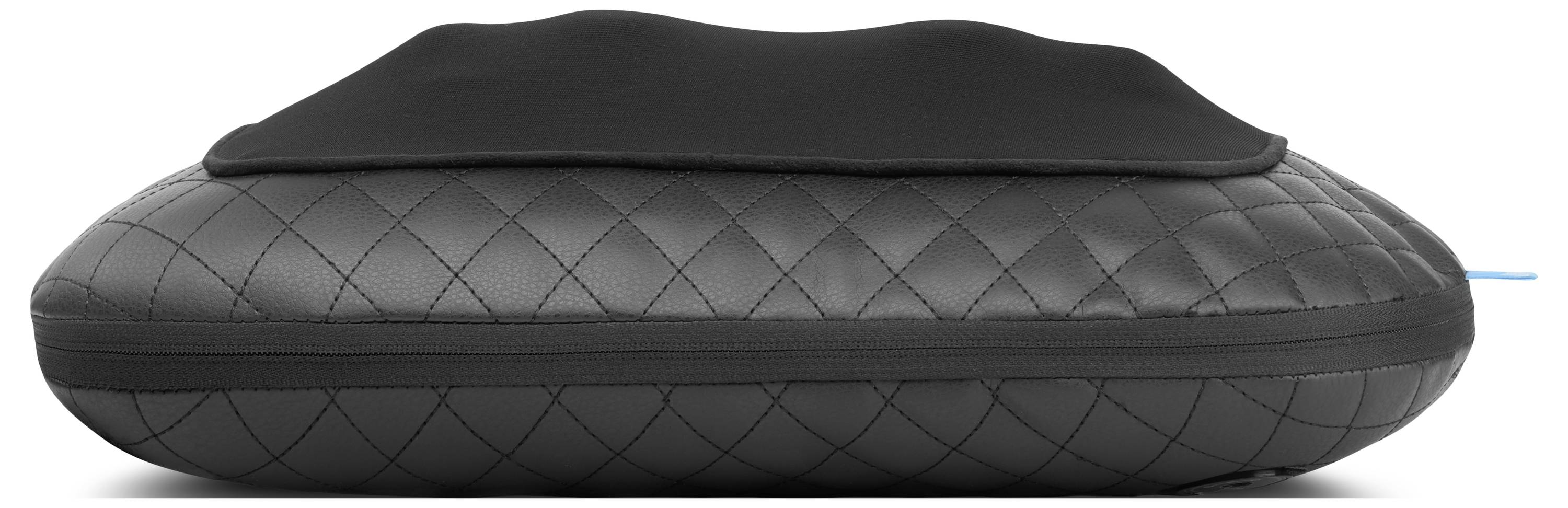 Ein schwarzes, gestepptes Kissen mit elegantem Design und abnehmbarer Oberseite, von der Seite gesehen.