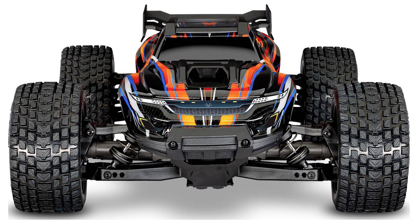 Ein Low-Profile-RC-Truck mit großen gerillten Rädern, ausgestattet mit einem schlanken schwarzen Karosseriebody und lebhaften orange-blauen Streifen auf der Motorhaube.