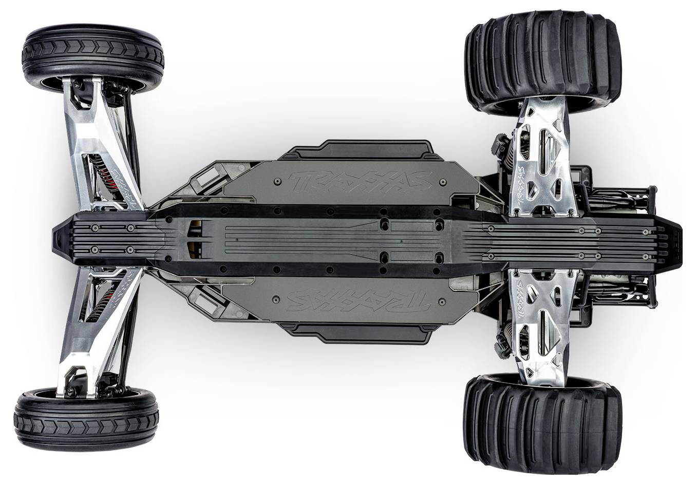 Unteransicht eines schwarzen und silbernen RC-Auto-Fahrgestells, das Federung, Räder und strukturelle Komponenten zeigt.