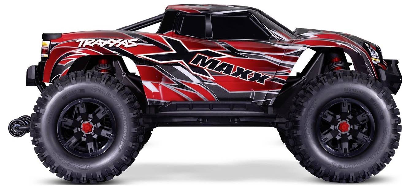Ein rot-schwarzer ferngesteuerter Monster-Truck mit großen Geländereifen, auf dessen Seite der Markenname 'TRAXXAS' und das Modell 'X-MAXX' zu sehen ist.