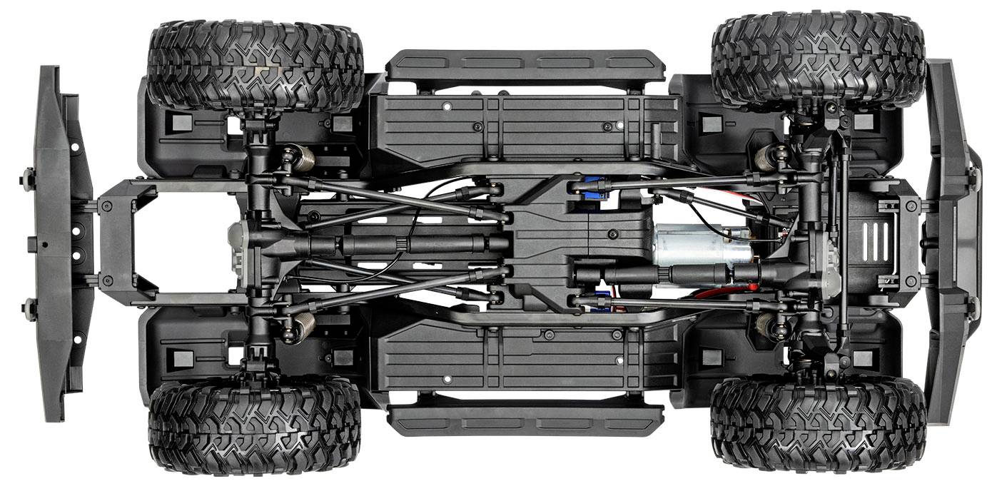 Unterseite einer ferngesteuerten Autokarosserie, die Federung, Achsen und profilierte Reifen zeigt und mechanische Komponenten hervorhebt.