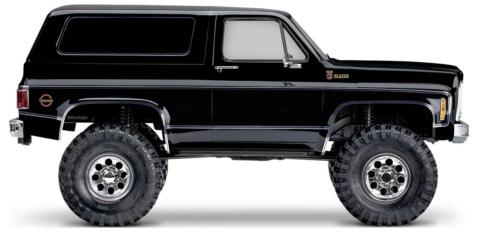 Ein schwarzer Vintage-SUV mit Geländereifen und Chromfelgen, der ein robustes Design im Stil klassischer Fahrzeuge präsentiert.