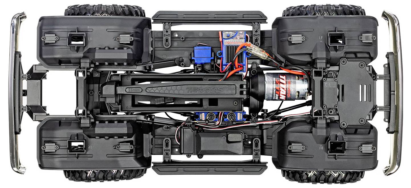 Draufsicht eines ferngesteuerten Autochassis, das Komponenten wie Motor, Verkabelung, Federung und Räder vor einem weißen Hintergrund zeigt.