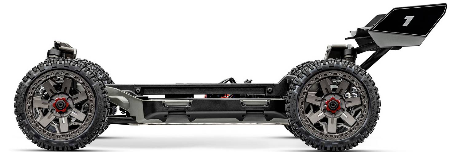 Geländegängiger RC-Autokörper mit robusten Reifen, Federung und Heckspoiler, von der Seite betrachtet und mit Fokus auf sein strukturelles Design.