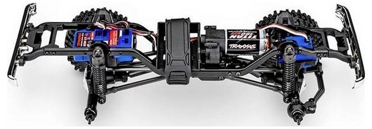 RC-Truck-Chassis mit sichtbarer Federung, elektronischen Komponenten und großen Rädern, der die mechanische Anordnung und das Design zeigt.