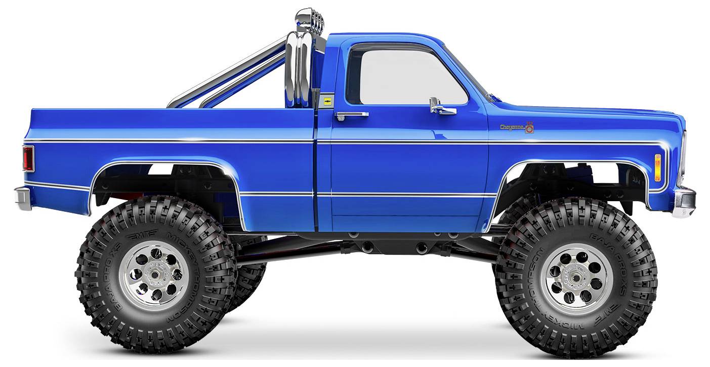 Blauer Chevy-Truck mit großen Geländereifen und verchromten Auspuffstangen, Seitenansicht.