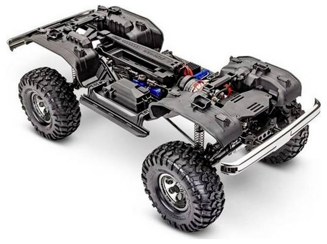 Ein Modell eines Geländefahrzeug-Chassis mit großen robusten Reifen, freigelegten Innenkomponenten und Federungssystem.
