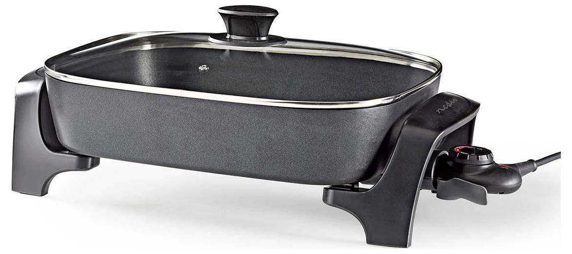 Schwarze elektrische Pfanne mit Glasdeckel, Temperaturreglerdrehschalter an der Seite und stabilem Fuß für gute Standfestigkeit.