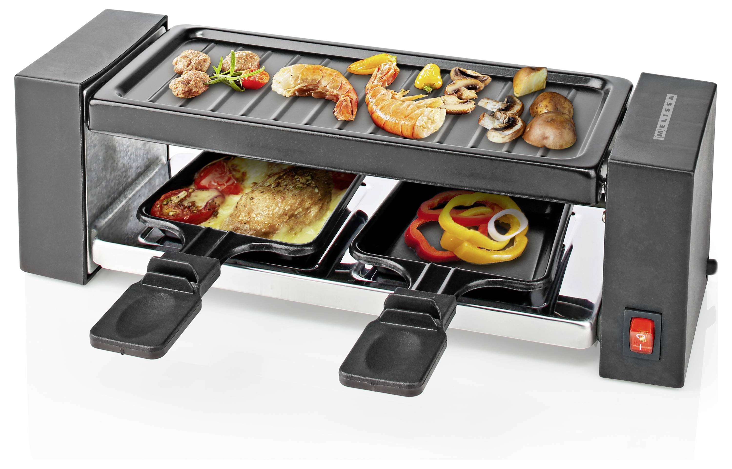 Elektrischer Raclette-Grill mit Fleisch, Garnelen und Gemüse oben; Käse und Paprika, die auf den Tabletts unten schmelzen. Schwarz mit rotem Schalter.