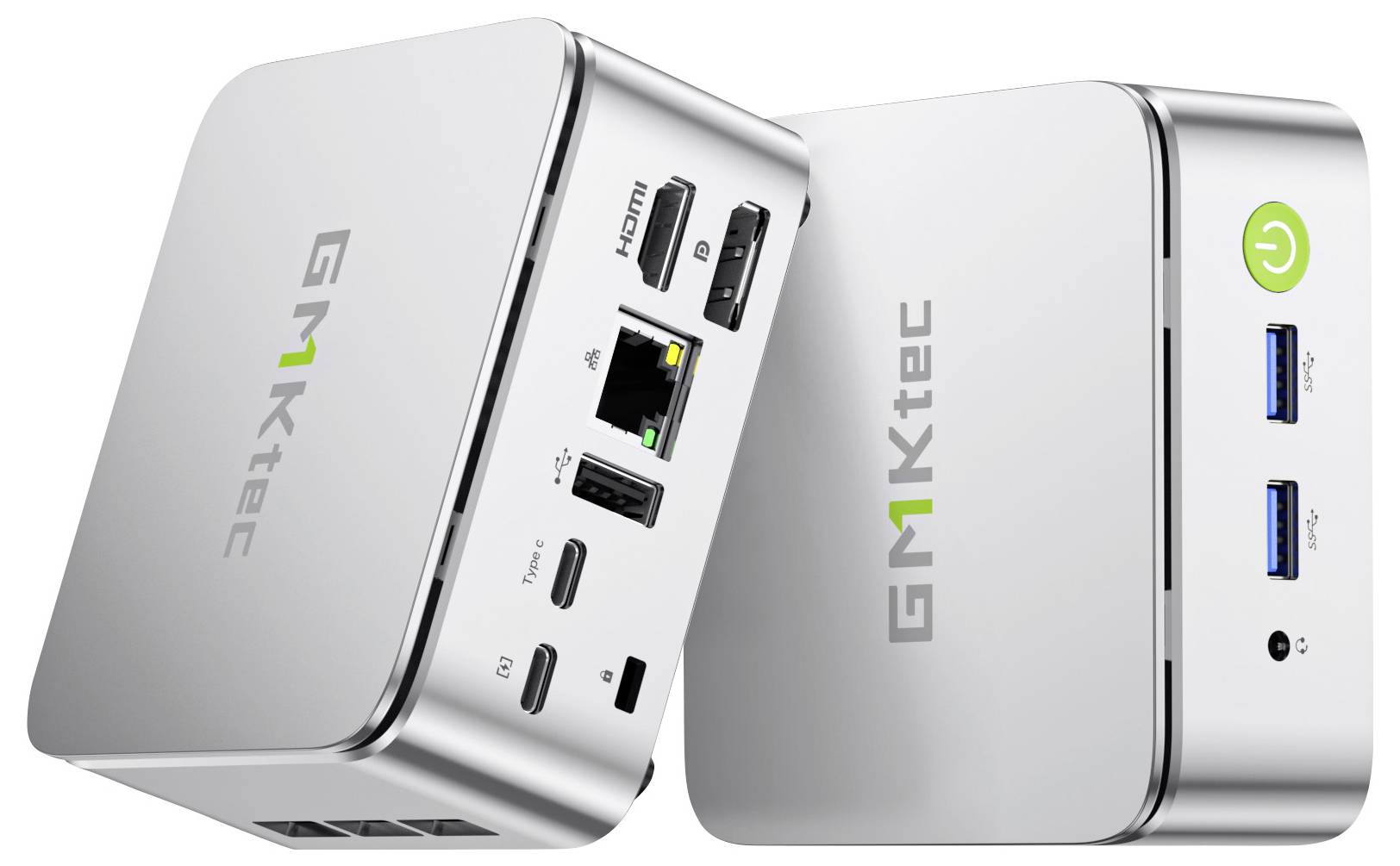 Zwei kompakte, silberne Mini-PCs mit mehreren Anschlüssen und dem Logo „GMKtec" an den Seiten. Ein Gerät steht aufrecht und zeigt USB- und Stromschalter.