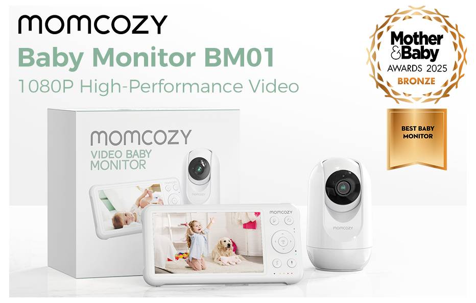 'Momcozy Baby Monitor BM01' Paket und Monitor mit Auszeichnungsetiketten: 'Bester Babymonitor' und 'Mutter & Baby Awards 2025 Bronze.'