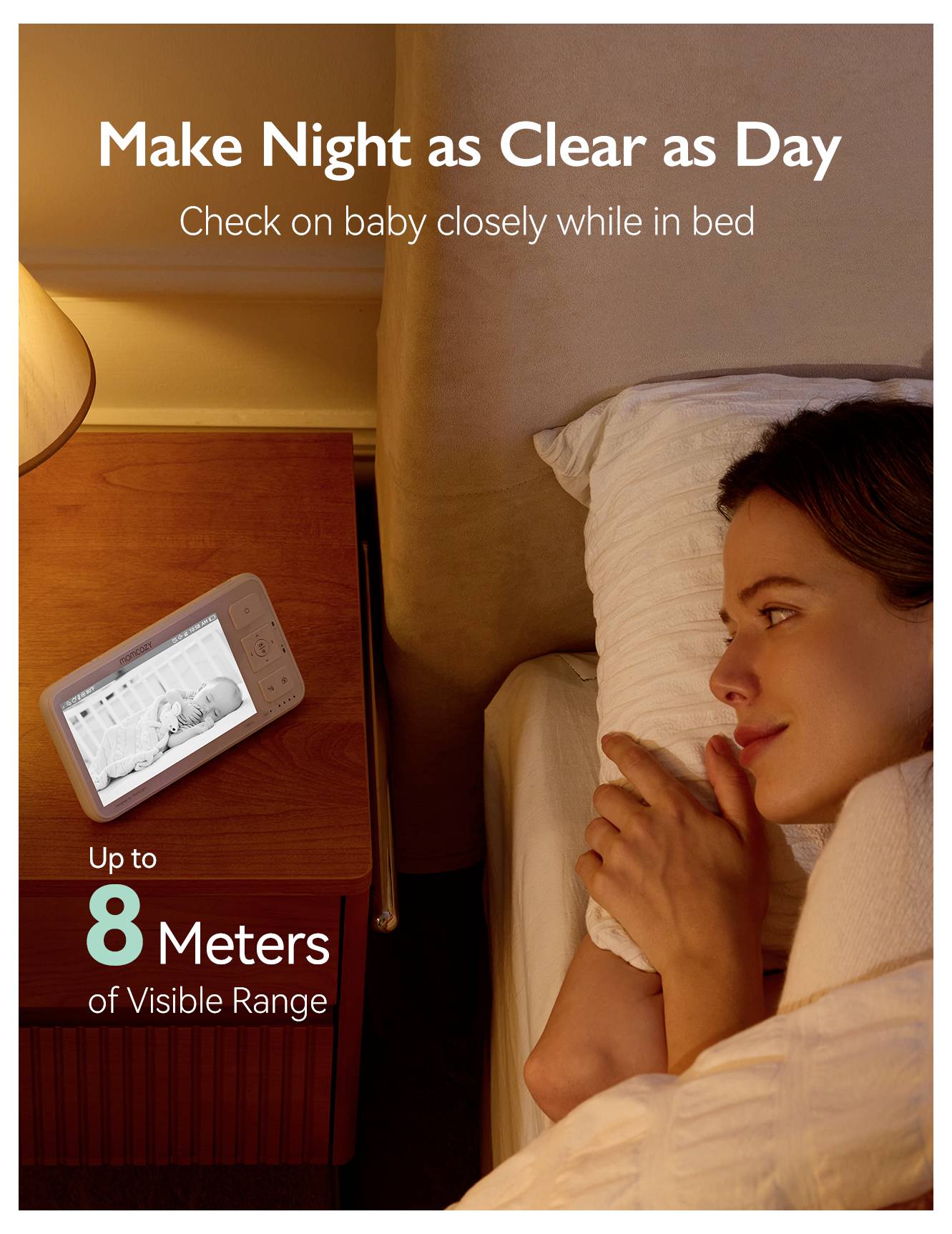 Eine Frau liegt im Bett und überwacht ein Baby mit einem nahegelegenen Gerät. Text liest sich: Mache die Nacht so klar wie den Tag. Bis zu 8 Meter sichtbare Reichweite.