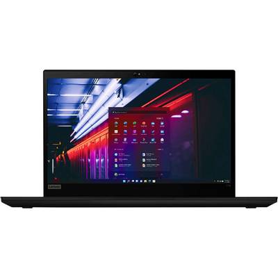 Ein Laptop zeigt einen Bildschirm mit dem Windows 11 Startmenü; der Hintergrund zeigt einen lebhaften, beleuchteten Flur mit Neonlichtern.