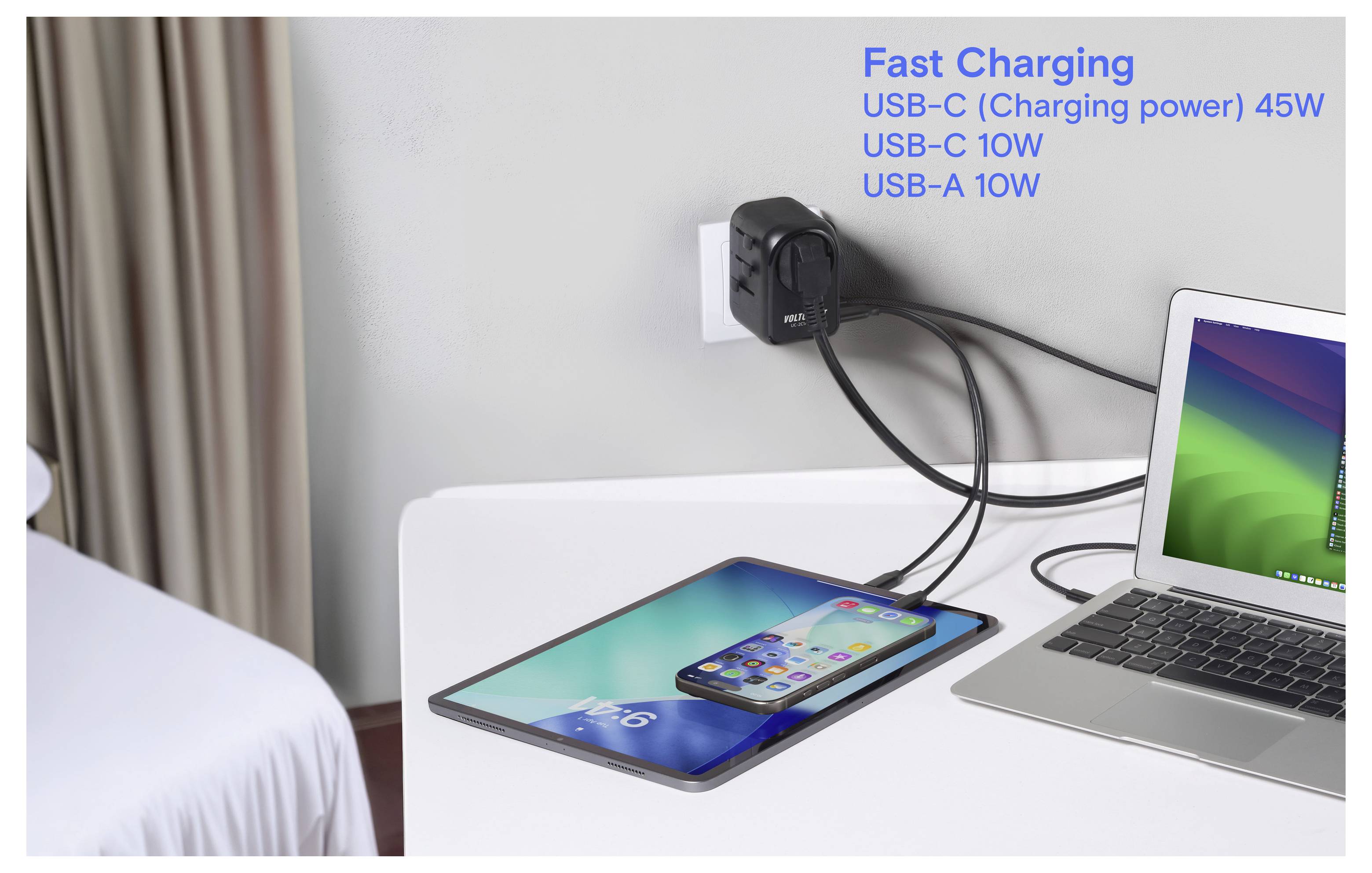 Ein Tablet und ein Laptop sind mit Kabeln an eine Steckdosenleiste angeschlossen. Der Text lautet: „Schnelladefunktion USB-C 45W, USB-C 10W, USB-A 10W."