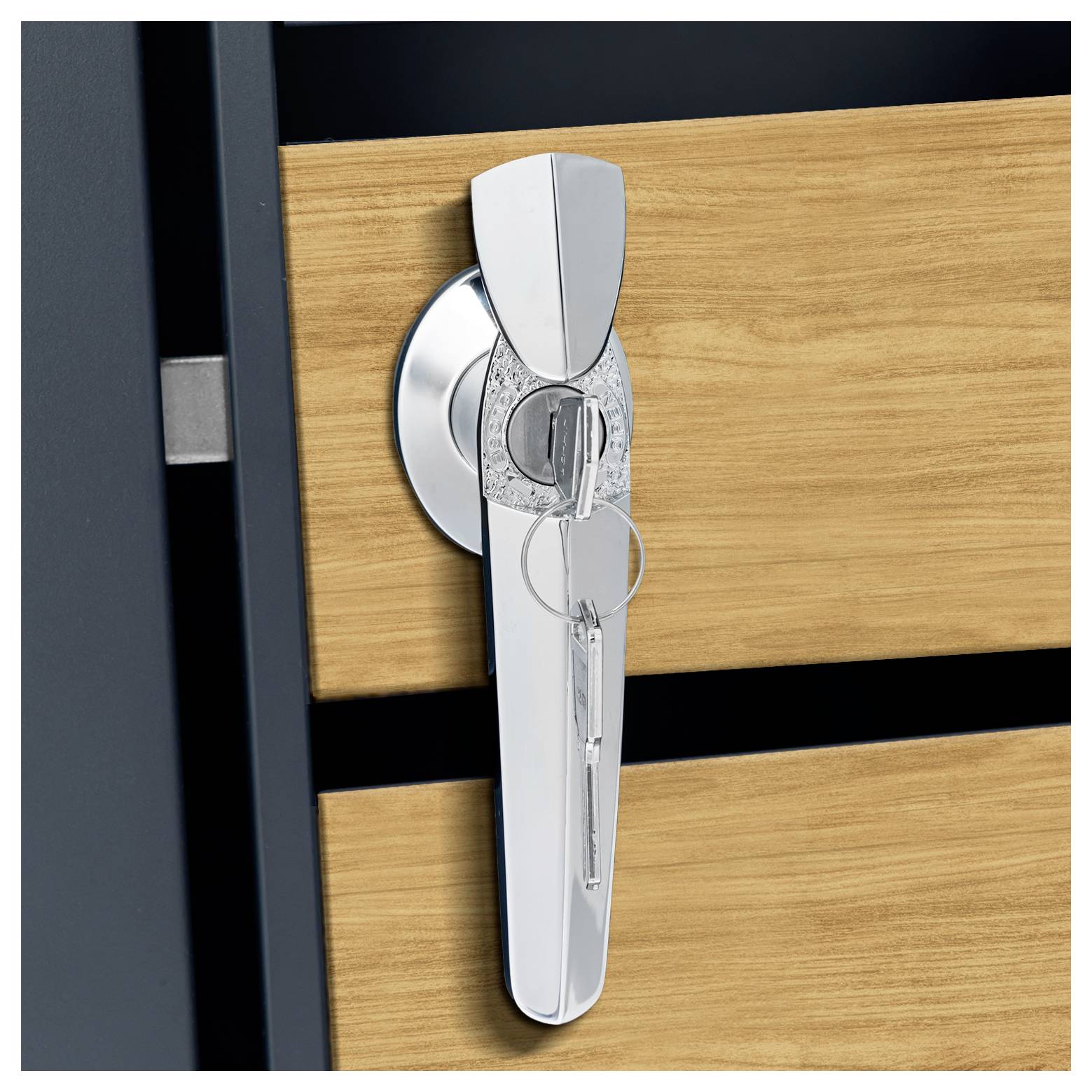 Ein silberner Schlüssel, der in ein modernes metallisches Schloss eingeführt wird, montiert auf einer Holzschublade mit sichtbarer grauer Metallkante an der Seite.