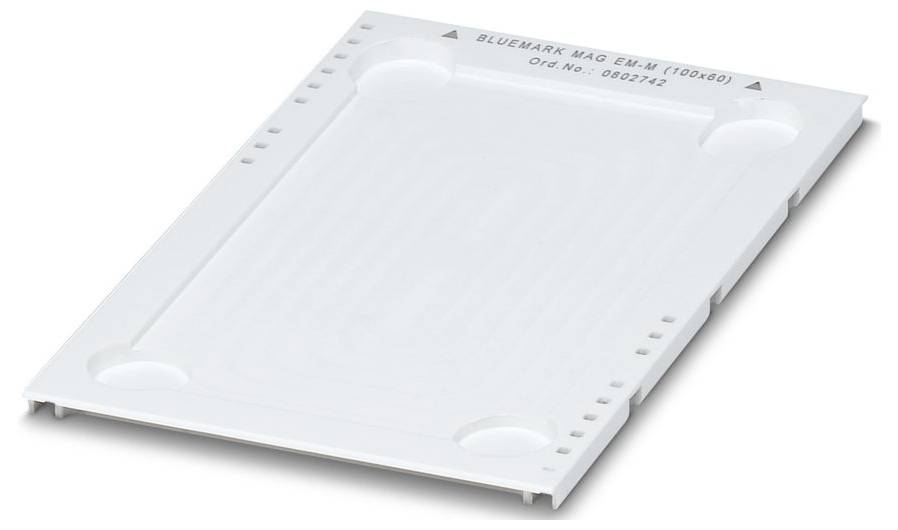 Rolle aus rotem Klebeband mit glänzender Seite nach oben, was auf ihre Verwendung zum Versiegeln oder Kleben hindeutet.