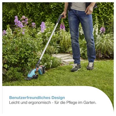Person mäht mit einem akkubetriebenen Rasentrimmer den Gartenrasen; unten steht 'Benutzerfreundliches Design – Leicht und ergonomisch - für die Pflege im Garten.'<br>