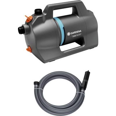 „Gardena 3000 Silent" Gartenpumpe mit angeschlossenem Schlauch. Die Pumpe ist grau mit orangefarbenen Akzenten und verfügt über einen Griff zum einfachen Transport.