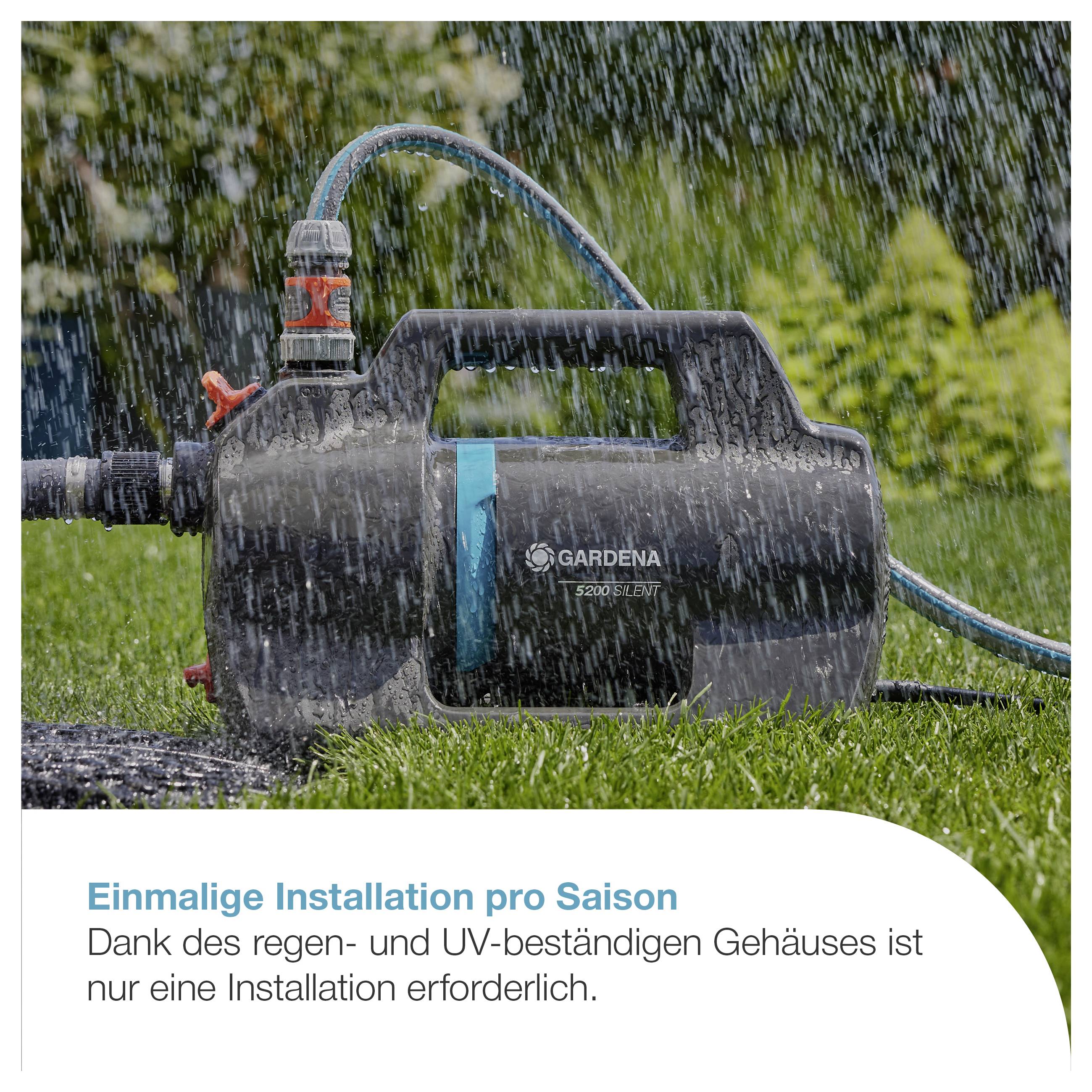 GARDENA Tauchpumpe im Regen auf Rasen; Text: 'Einmalige Installation pro Saison' und Hinweis auf regen- und UV-beständiges Gehäuse.