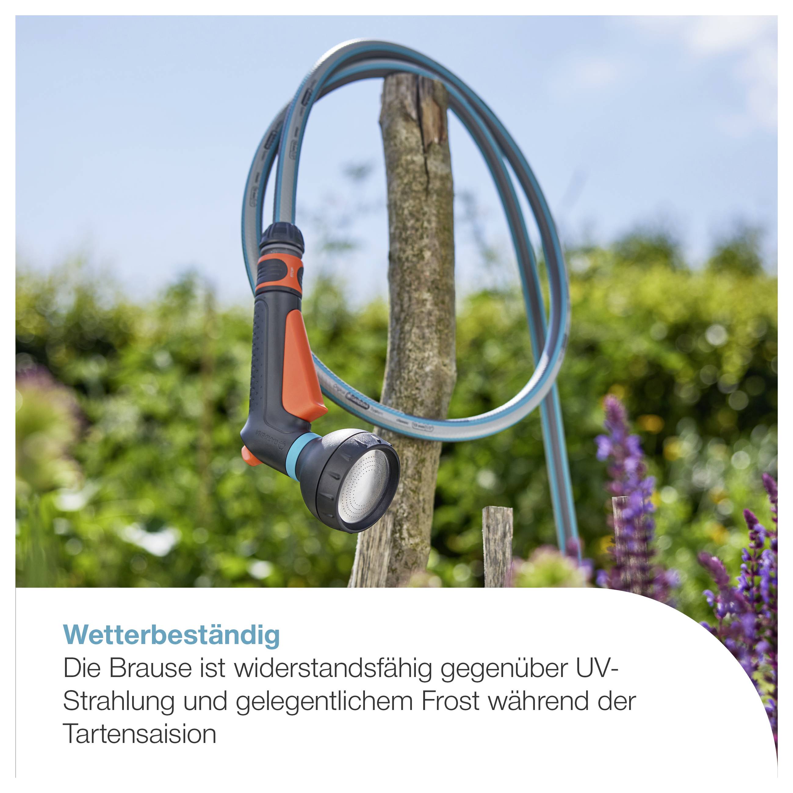 Wetterfeste Gartenspritze mit aufgerolltem Schlauch am Pfosten; Text: 'Wetterbeständig' und Hinweis auf UV-Strahlung und Frost während der Tartsaison.