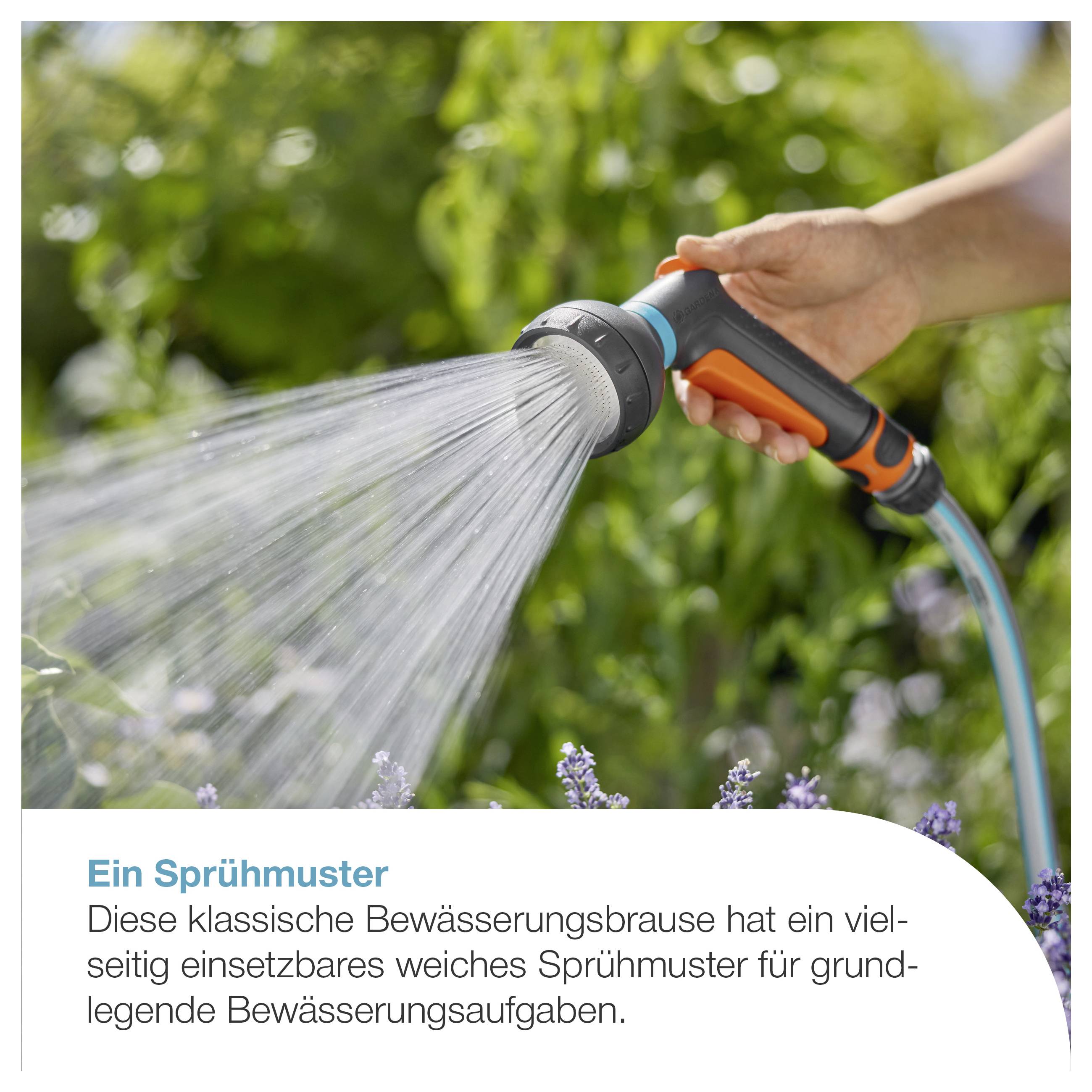 Hand hält eine Bewässerungsbrause, die einen weichen Sprühstrahl im Garten versprüht; unten Text: 'Ein Sprühmuster' und Beschreibung der vielseitigen Bewässerungsbrause.