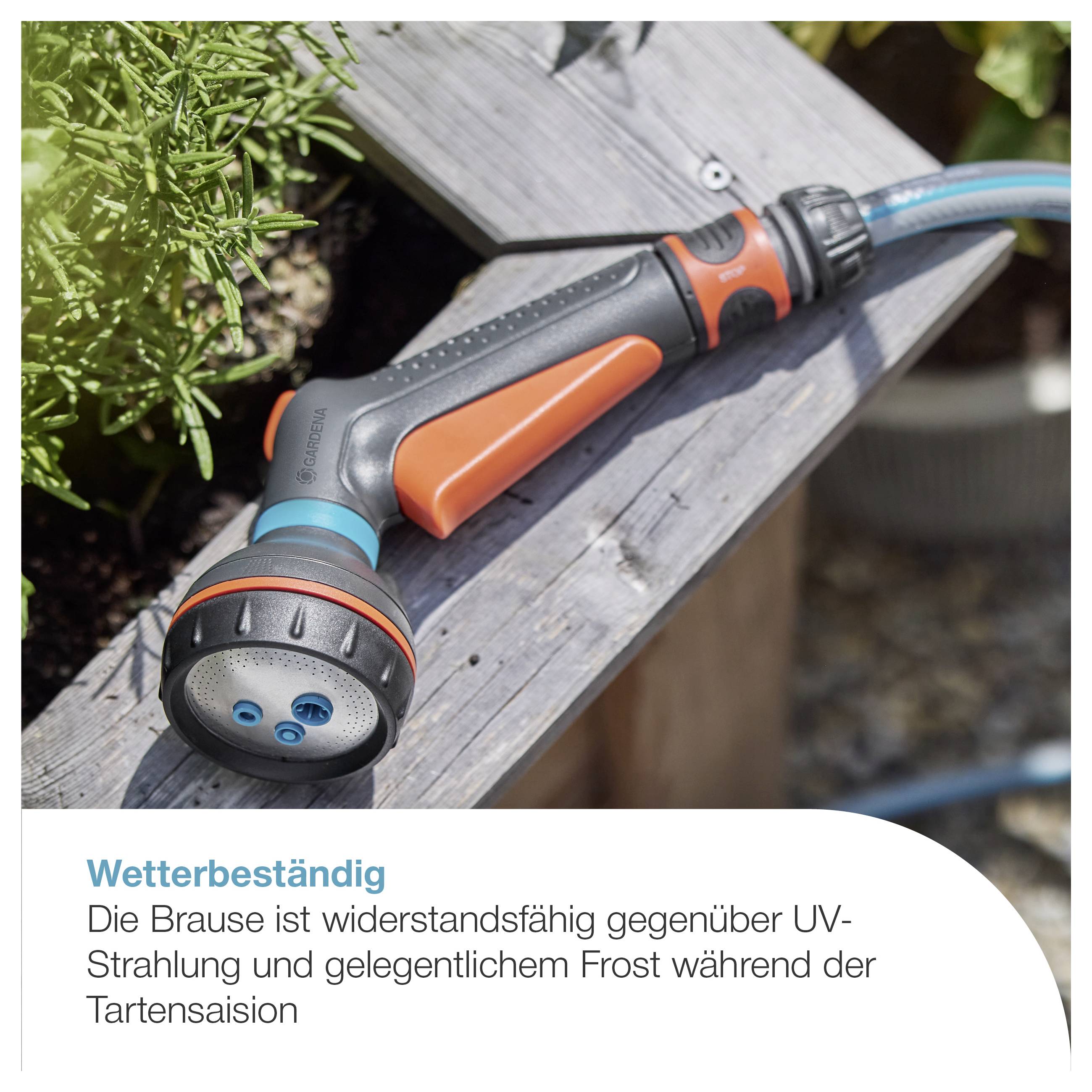 Wetterfeste Gartendusche mit schwarzem und orangefarbenem Handgriff auf einer Holzfläche; Text: 'Wetterbeständig' und Hinweis auf UV- und Frostbeständigkeit.<br>