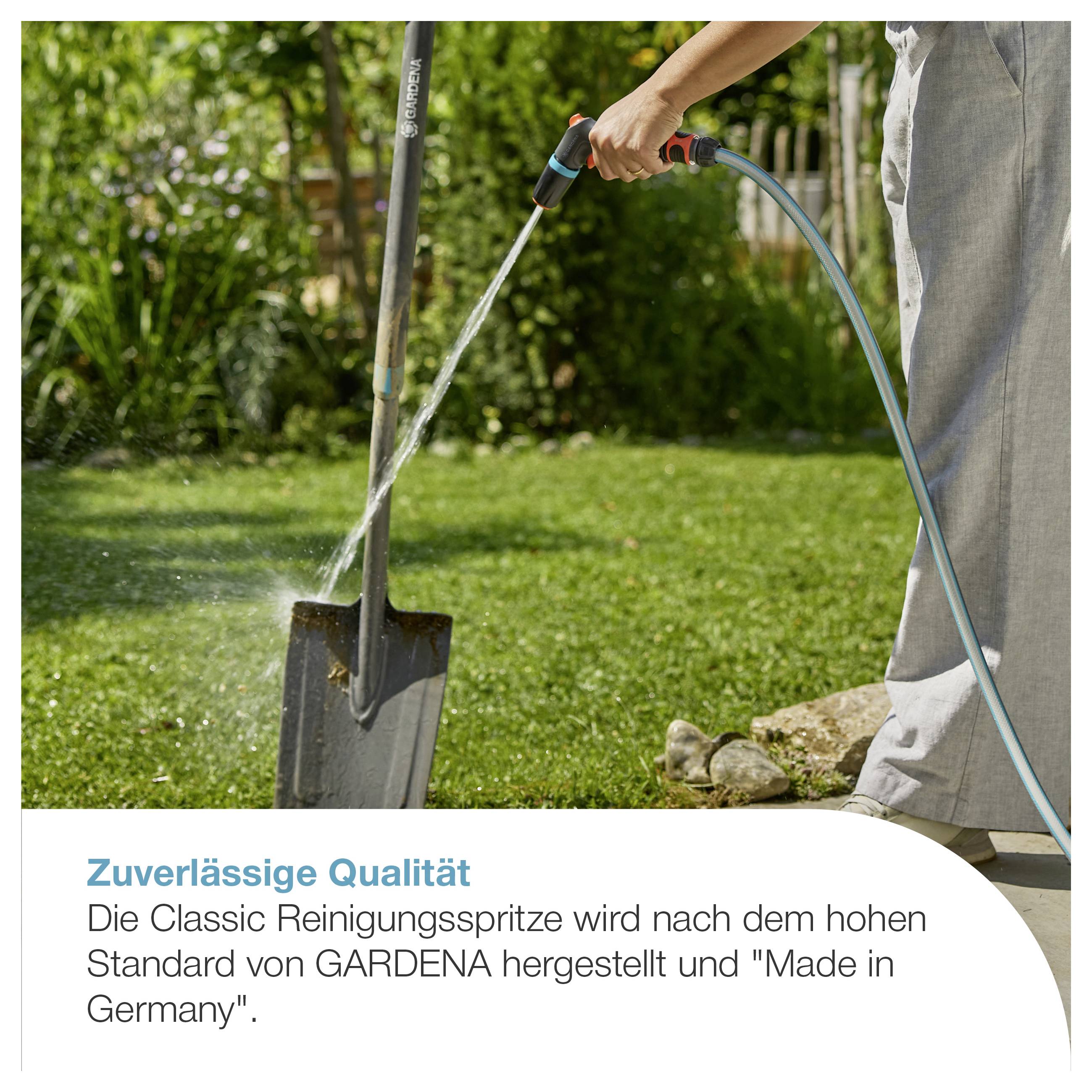 Person bewässert mit einer Gießdüse einen Spaten im Garten; Werbetext: 'Zuverlässige Qualität' und Hinweis auf GARDENA, 'Made in Germany'.