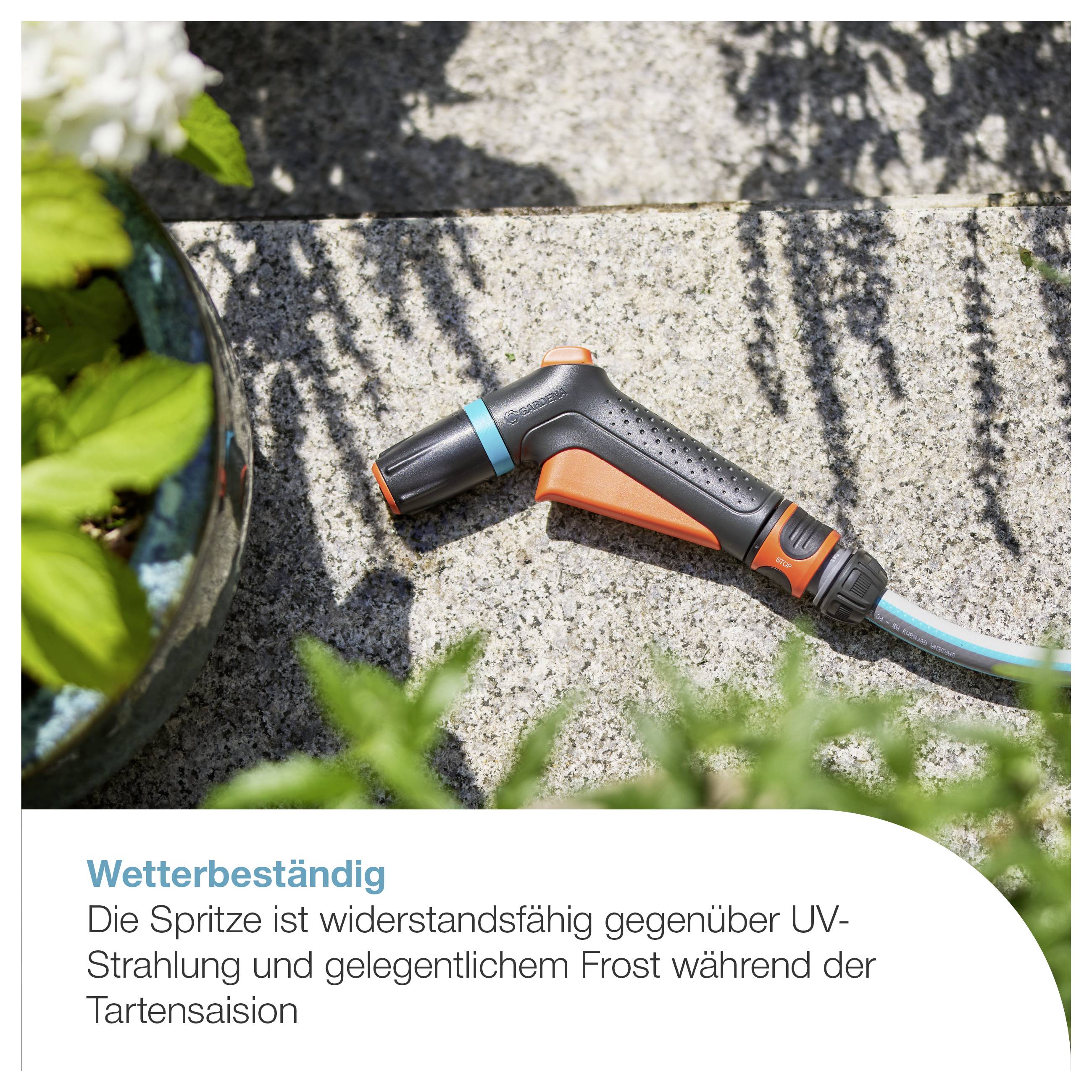Wetterbeständige Gartenspritze auf Steinboden; Text: 'Wetterbeständig' und Hinweis auf UV-Strahlung und gelegentlichen Frost während der Tartsaison.