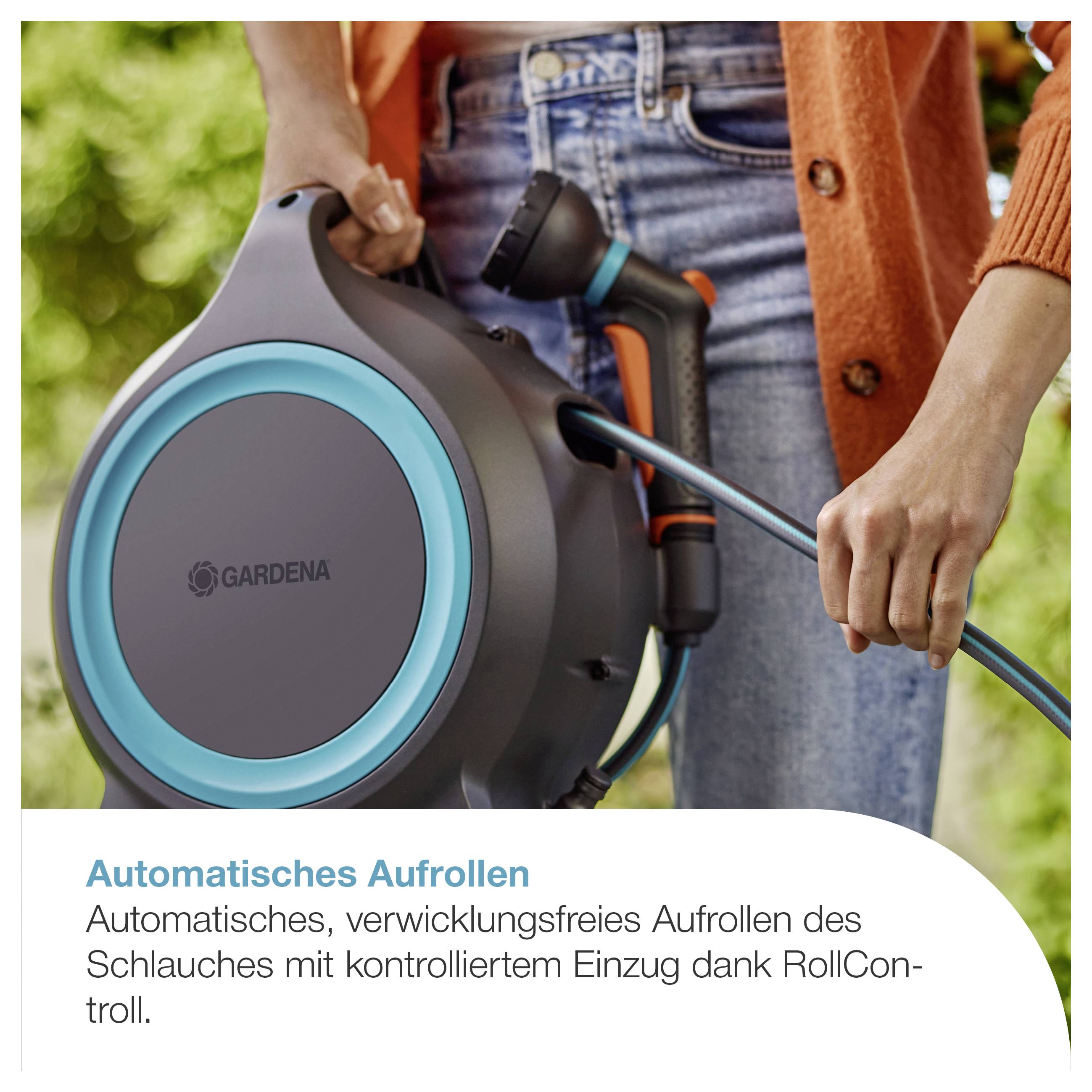 Person rollt einen Gartenschlauch mit einer Gardena-Schlauchbox automatisch auf; Text: 'Automatisches Aufrollen' und Hinweis auf verwicklungsfreies Einziehen dank RollControl.