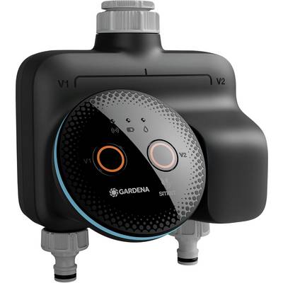 Ein Wasserkontrollgerät mit zwei Ausgängen unter der Marke 'Gardena smart' mit zwei kreisförmigen Steuerungstasten zur Wasserflussregulierung, gekennzeichnet als V1 und V2.