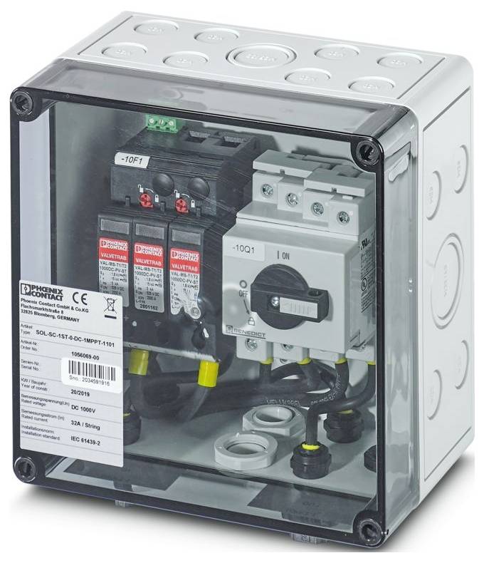 'Ladeanschluss für Elektrofahrzeuge, siebenpoliger Steckertyp, dargestellt mit geöffneter Abdeckung.'