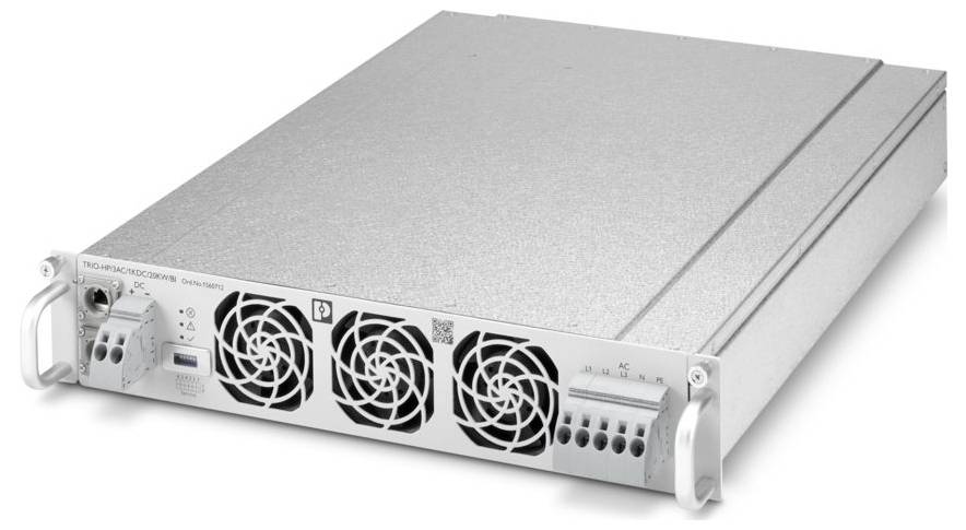 Ein silbernes elektronisches Gerät mit mehreren Anschlüssen, Kühlventilatoren und beschrifteten Feldern auf der Vorderseite.