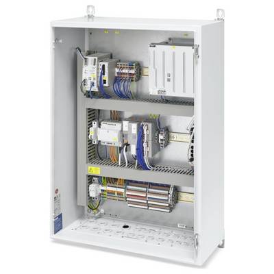 Ein offenes elektrisches Schaltfeld, das verschiedene Drähte, Schalter und Schaltungskomponenten zeigt, die auf drei Regalen in einer Metallbox organisiert sind.