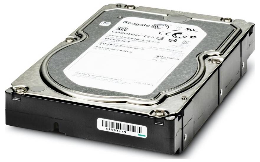 Eine silberne und schwarze Seagate-Festplatte mit einem Etikett, das Produkt- und technische Informationen anzeigt.