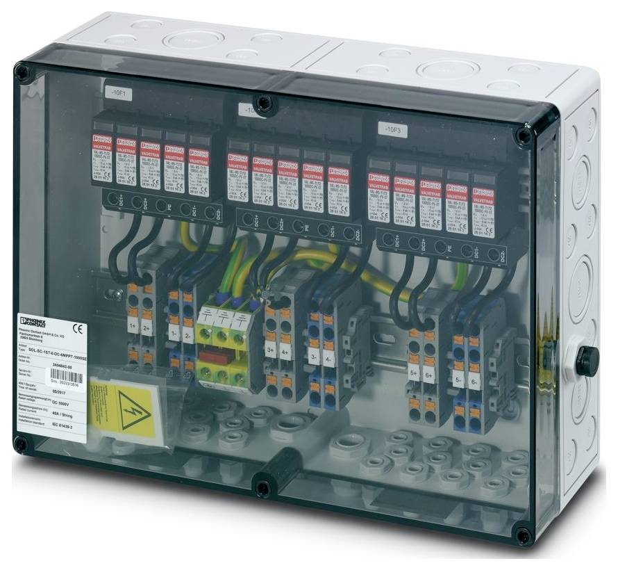 Eine transparente elektrische Verteilerdose mit Leistungsschaltern, Drähten und beschrifteten Anschllussklemmen zur Stromverwaltung.